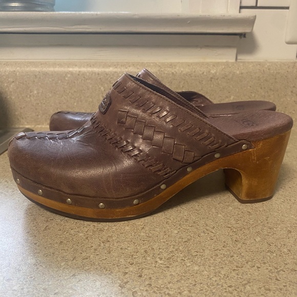 UGG Vivica Camel Leather Clog. Size 8 Wooden Heel. Sheerling Insole. Studded. - Picture 8 of 8